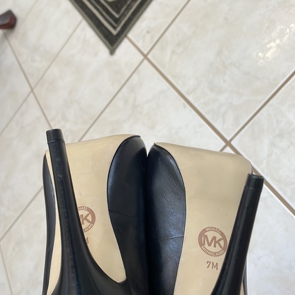 Michael Kors Black Pointed toe Pumps - Picture 8 of 9